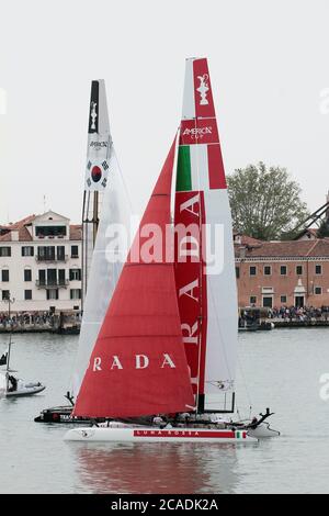 VENEDIG, ITALIEN - MAI 20: Ein AC45 Katamaran am letzten Tag der Venice 2012 - America's Cup World Series am 20. Mai 2012 in Venedig, Italien Stockfoto