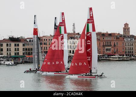 VENEDIG, ITALIEN - MAI 20: Ein AC45 Katamaran am letzten Tag der Venice 2012 - America's Cup World Series am 20. Mai 2012 in Venedig, Italien Stockfoto