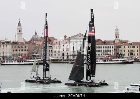 VENEDIG, ITALIEN - MAI 20: Ein AC45 Katamaran am letzten Tag der Venice 2012 - America's Cup World Series am 20. Mai 2012 in Venedig, Italien Stockfoto