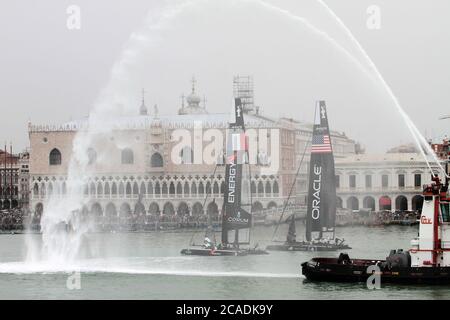 VENEDIG, ITALIEN - MAI 20: Ein AC45 Katamaran am letzten Tag der Venice 2012 - America's Cup World Series am 20. Mai 2012 in Venedig, Italien Stockfoto