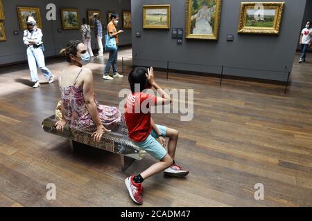 Besucher betrachten impressionistische und postimpressionistische Kunst im Musée d'Orsay in Paris, Frankreich Stockfoto