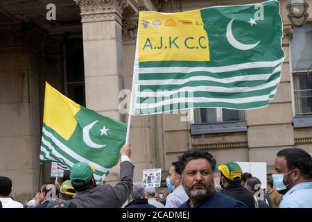 Free Kashmir Protest am 5. August 2020 in Birmingham, Großbritannien. Kashmiri und pakistanische Gemeinschaften haben diesen Tag als einen Schwarzen Tag betrachtet, in Bezug auf die Aktionen der indischen Regierung, Kaschmirs Sonderstatus am 5. August 2019 zu beseitigen und Solidarität mit ihren Mitstreiterinnen und Mitstreiterinnen zu zeigen. Aufgrund des Coronavirus trugen viele der Demonstranten Gesichtsmasken und beobachteten soziale Distanzierungen. Stockfoto