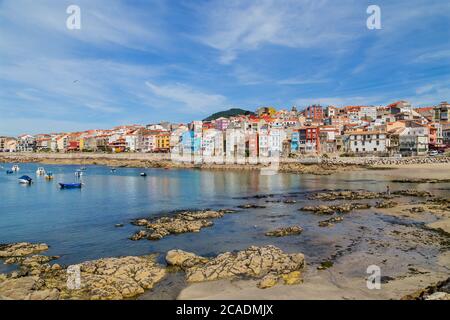 VILA PRAIA DE ANCORA, PORTUGAL - 5. JULI 2020: Hafen und die Stadt Vila Praia de Ancora Portugal, Portugal. Stockfoto