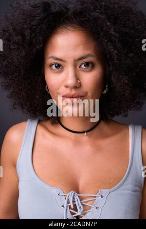 Junge schöne afrikanische Frau mit Afro-Haar Stockfoto