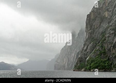 Astound - Wetter, Felsen und Wasser kombinieren, um zu beeindrucken. Lysefjord, Forsand, Norwegen Stockfoto