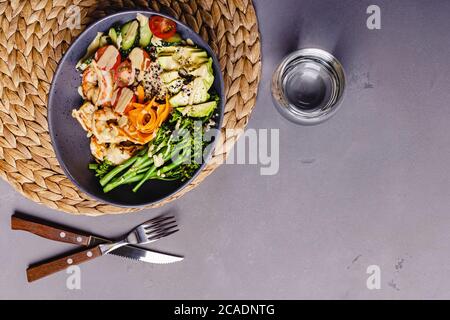 Schüssel mit Quinoa, Garnelen, Avocado und Broccolini. Stockfoto