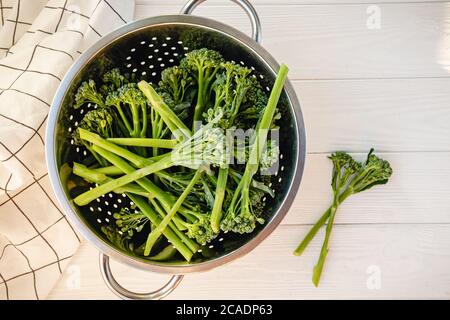 Frische rohe Broccolini oder Baby Brokkoli Draufsicht Stockfoto