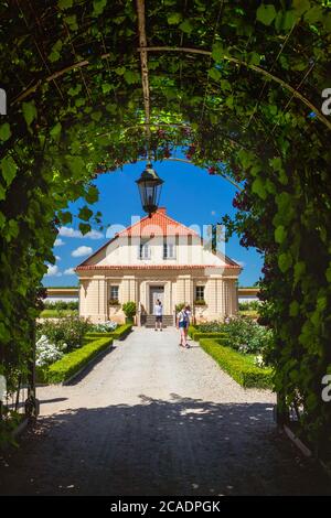 Gärtnerhaus im Rundale Palace Französischer Garten von der mit Weinreben bedeckten Pergola aus gesehen, der das Haus mit dem Green Theatre verbindet. Stockfoto