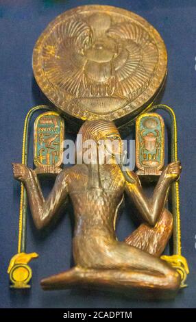 Ägypten, Kairo, Tutanchamon Schmuck, aus seinem Grab in Luxor: Spiegelgehäuse aus Holz und Gold, der den Gott He darstellt. Stockfoto