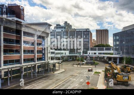 Syracuse, New York, USA. August 2020. Blick auf eine Baustelle in der Adams Street vor dem Upstate University Medical Center in Syracuse, NY Stockfoto