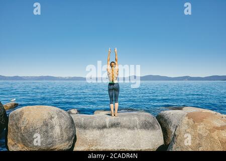 Junge Frau praktiziert Yoga am Lake Tahoe in Nordkalifornien. Stockfoto