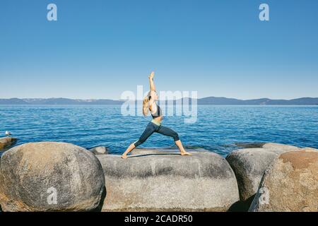 Junge Frau praktiziert Yoga am Lake Tahoe in Nordkalifornien. Stockfoto