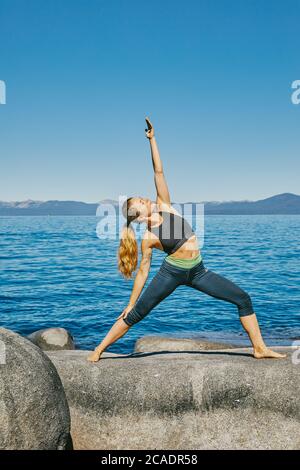 Junge Frau praktiziert Yoga am Lake Tahoe in Nordkalifornien. Stockfoto