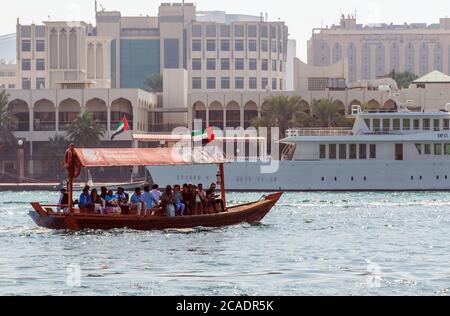 DUBAI, VAE - JANUAR 23: Touristenboote Abra Fähren auf dem Bay Creek in Dubaii, VAE circa Januar 2016 Stockfoto