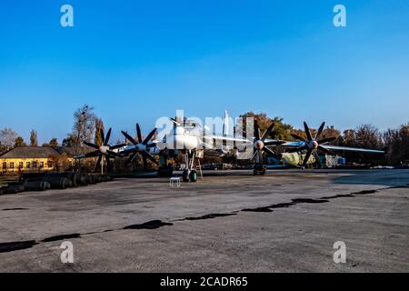 POLTAVA, UKRAINE - 19. OKTOBER 2019: Tupolev russische TU-95 Bear Bomber vier-Motor-Turboprop angetrieben strategische Bomber Raketenplattform. Museumsstrateg Stockfoto