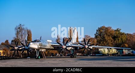 POLTAVA, UKRAINE - 19. OKTOBER 2019: Tupolev TU-95 Bear Russian Bomber, viermotorige Turboprop-angetriebene strategische Bomberrakete Plattform. Poltava Natio Stockfoto