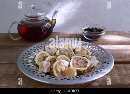 Türkische Freude an einer Aluminiumplatte auf einem Holztisch. Traditionelle türkische Süßigkeiten. Stockfoto
