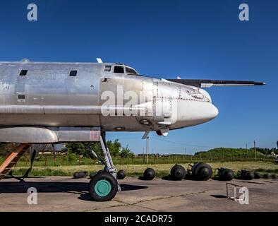 POLTAVA, UKRAINE - 19. OKTOBER 2019: Tupolev TU-95 Bear Russian Bomber, viermotorige Turboprop-angetriebene strategische Bomberrakete Plattform. Poltava Natio Stockfoto