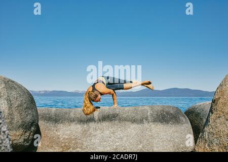 Junge Frau praktiziert Yoga am Lake Tahoe in Nordkalifornien. Stockfoto