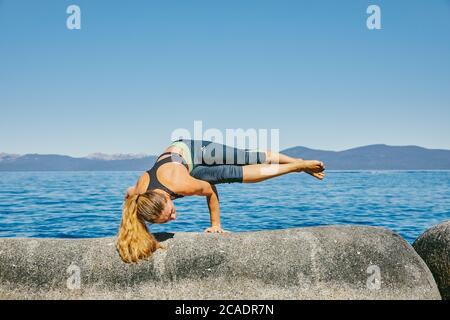 Junge Frau praktiziert Yoga am Lake Tahoe in Nordkalifornien. Stockfoto