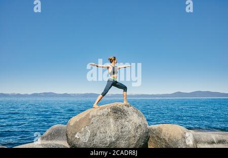 Junge Frau praktiziert Yoga am Lake Tahoe in Nordkalifornien. Stockfoto