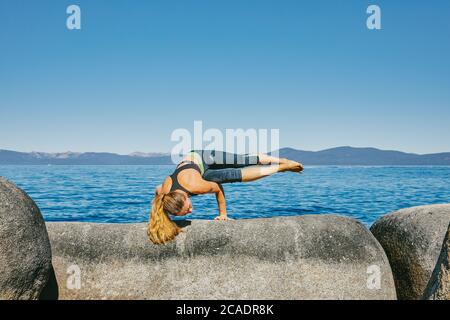 Junge Frau praktiziert Yoga am Lake Tahoe in Nordkalifornien. Stockfoto