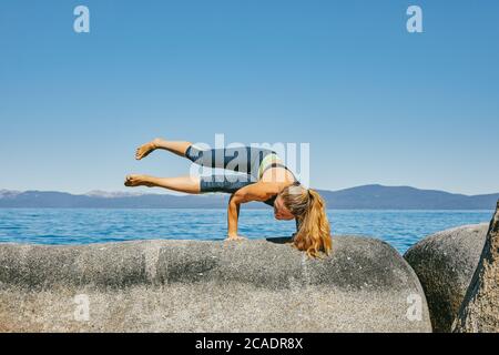 Junge Frau praktiziert Yoga am Lake Tahoe in Nordkalifornien. Stockfoto