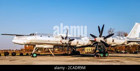 POLTAVA, UKRAINE - 19. OKTOBER 2019: Tupolev Russian TU-95 Bear Bomber. Poltava National Military History Museum der Ukraine. Stockfoto