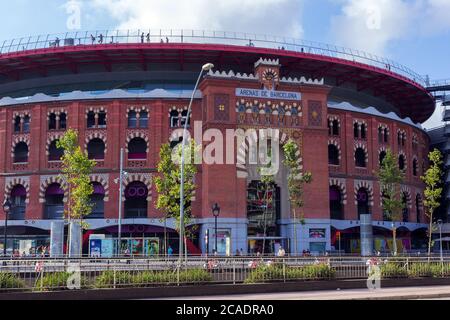 BARCELONA, SPANIEN - 12. AUGUST 2012: Stierkampfarena Arenes auf Katalanisch auf dem spanischen Platz. Neues Einkaufszentrum in Barcelona. Im Inneren befindet sich ein Museum von Rock and Roll. Stockfoto