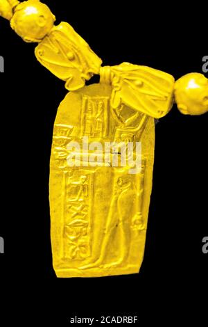 Ägypten, Kairo, Ägyptisches Museum, eine Halskette, in Gold, gefunden in Dendera, ptolemäische Periode. Der junge Horus mit einem Sirum und einem Ankh-Zeichen. Stockfoto