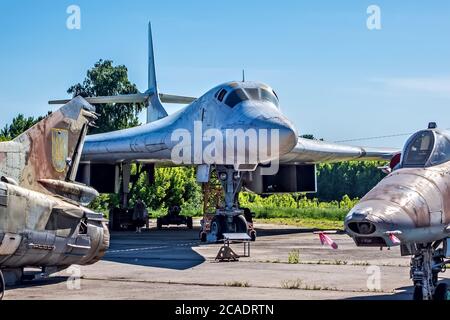 POLTAVA, UKRAINE - 19. OKTOBER 2019: Tupolev TU-160 "Black Jack" - Spitzname "White Swan" (Belyy Lebed). Long Range Supersonic Strategic Heavy Mi Stockfoto