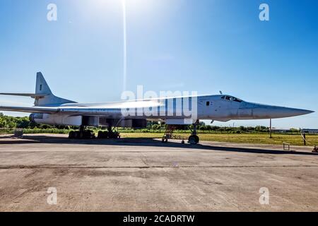 POLTAVA, UKRAINE - 19. OKTOBER 2019: Tupolev TU-160 'Black Jack' Überschall strategische schwere Raketen bombardieren nukleare Militärflugzeuge. Museum o Stockfoto