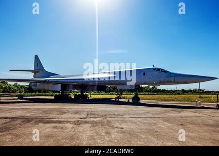 POLTAVA, UKRAINE - 19. OKTOBER 2019: Tupolev TU-160 "Black Jack" - von den Piloten den Spitznamen "White Swan" (Belyy Lebed ). Museum für Long-Range und S Stockfoto