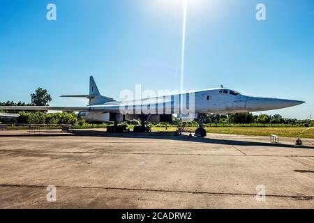 POLTAVA, UKRAINE - 19. OKTOBER 2019: Tupolev TU-160 "Black Jack" - Spitzname "White Swan" (Belyy Lebed). Long-Range und strategische Luftfahrt in Pol Stockfoto