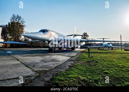 POLTAVA, UKRAINE - 19. OKTOBER 2019: Tupolev TU-160 Raketenflugzeug "Black Jack" "White Swan" Belyy Lebed. Überschallter strategischer schwerer Bomber Stockfoto