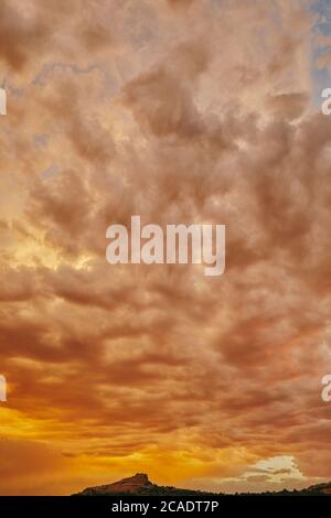 Goldener Sonnenuntergang mit großem Himmel über Wüstenlandschaft in Moab, Utah. Stockfoto