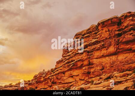 Goldener Sonnenuntergang über Wüstenschluchten in Moab, Utah. Stockfoto