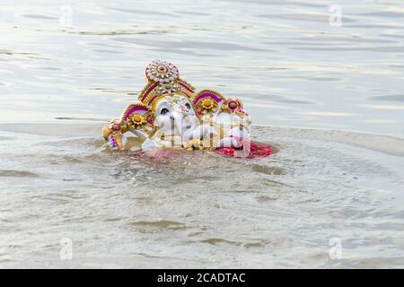 Immersion von Hindu Gott Ganesha Idol anlässlich der Ganesh Chaturthi, ein berühmtes Festival Stockfoto