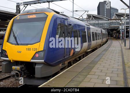 Eine neue Northern Züge CAF Civity 195 Klasse Diesel Multiple Zug am Bahnhof Leeds Stockfoto