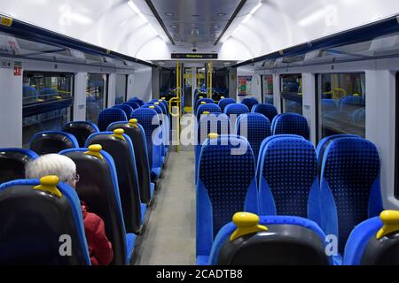 Der Innenraum eines Northern Züge CAF 333 Klasse Electric Mehrere Einheiten Zug am Bahnhof Leeds Stockfoto