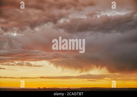 Gewitterwolken bei Sonnenuntergang über der Wüstenlandschaft in Moab, Utah. Stockfoto