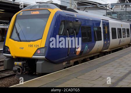 Eine neue Northern Züge CAF Civity 195 Klasse Diesel Multiple Zug am Bahnhof Leeds Stockfoto