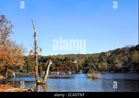 Herbstzeit und Table Rock Lake ist ruhig. Reste der Eureka Springs und North Arkansas Railway Brücke erstreckt sich in den See. Stockfoto