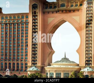 DUBAI, VAE - JANUAR 26: Architektur von Dubai Atlantis The Palm ist ein luxuriöses 5-Sterne-Hotel in Dubai, VAE circa Januar 2016, Nahaufnahme des Bui Stockfoto
