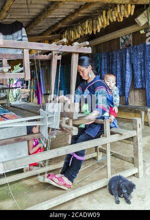 LAO CAI, VIETNAM - NOV 21, 2014: Frau und kleines Mädchen Hmong ethnische Minderheit Menschen mit traditionellen Kopfschmuck in der Nähe von Sapa, Lao Cai, Vietnam. Stockfoto