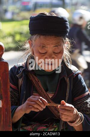 LAO CAI, VIETNAM - 21. NOV 2014: Portrait einer Hmong-Frau in traditioneller Kleidung im Dorf Ban Ho in Sapa, Nordvietnam. Stockfoto