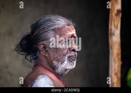 Mayiladuthurai, Tamil Nadu, Indien - Februar 2020: Ein Porträt eines älteren indischen Tempelpriesters mit heiligem Asche verschmiert auf der Stirn im Inneren des anci Stockfoto