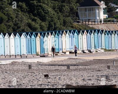 Eine Reihe von bunten Strandhütten in Avon Beach, Mudeford, bei Christchurch, Dorset, Großbritannien Stockfoto