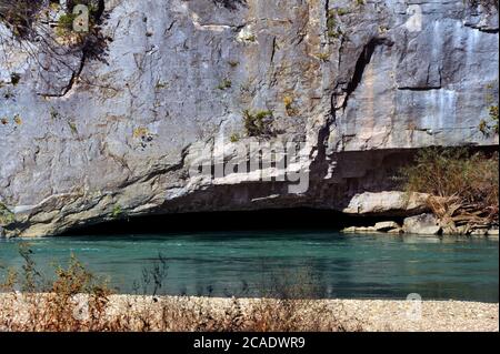 Seichter Überhang ist Teil der Klippe, die über dem Buffalo National River in der Nähe von Harrison, Arkansas, ragt. Wasser ist aquablau. Stockfoto