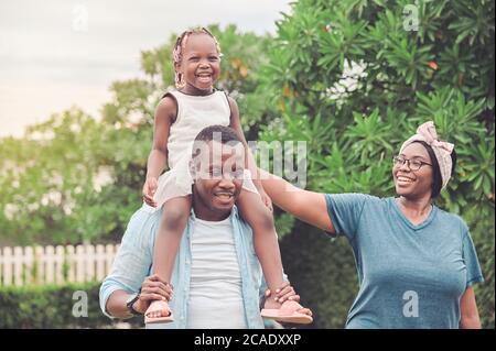 Glückliche afroamerikanische Familien, die draußen gingen, hatten eine tolle Zeit zusammen im Garten zu Hause Stockfoto